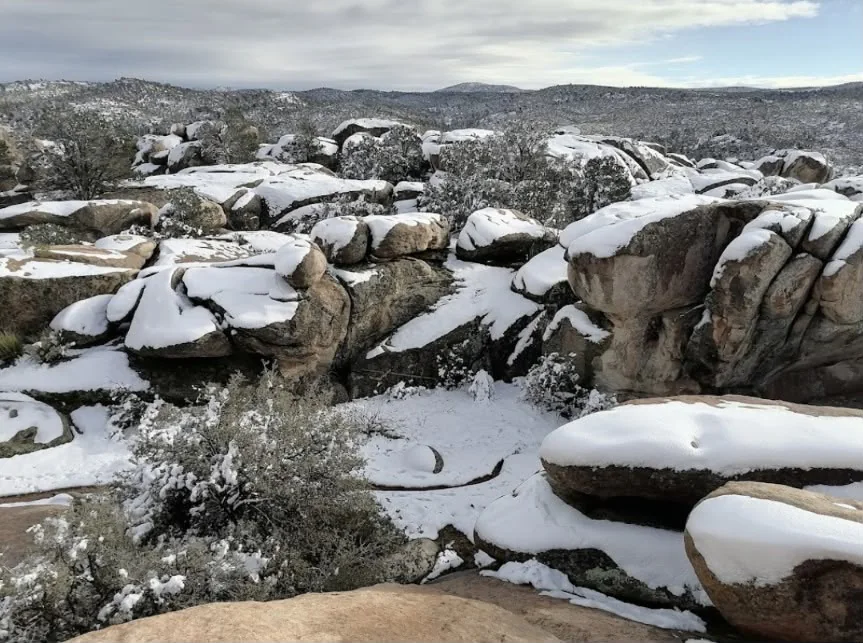Rocas cubiertas de nieve en invierno